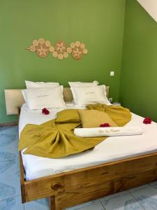 PamandziにあるSteilaDay Hébergement 976の白いシーツと赤い花が飾られたベッド