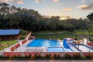 Bazén v ubytování Dandeli Vacation nebo v jeho okolí