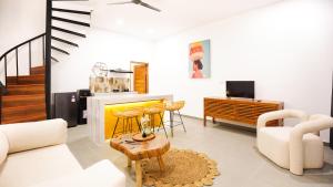 TV a/nebo společenská místnost v ubytování Numa Boutique Villas - Luxury Stay in Nusa Penida