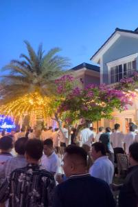 a crowd of people standing in front of a building at Hamster Villa in Bình Tú +39 photos