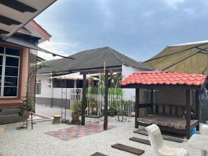 een prieel voor een huis bij DGarden Homestay in Kuala Terengganu