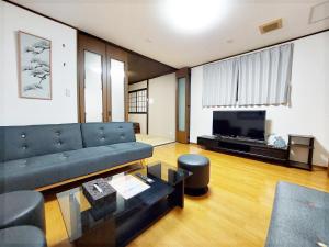 Khu vực ghế ngồi tại Haru Guesthouse