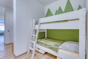 a bedroom with a bunk bed with a ladder at Alte Teestube Schmidt 59 Rechts in Norderney