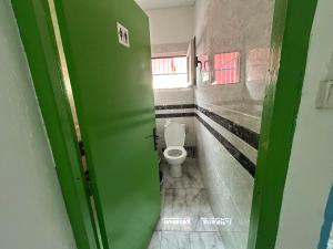 PamandziにあるSteilaDay Hébergement 976のトイレ付きのバスルームへの緑色のドア