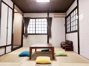 Khu vực ghế ngồi tại Haru Guesthouse