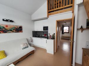 un soggiorno con divano e cucina di Les Eterlous N44 2P6 a Morillon