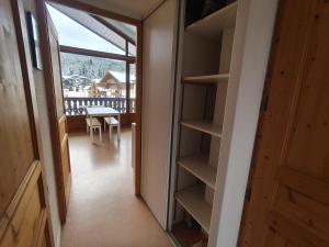 una stanza con una libreria e una sala da pranzo di Les Eterlous N44 2P6 a Morillon