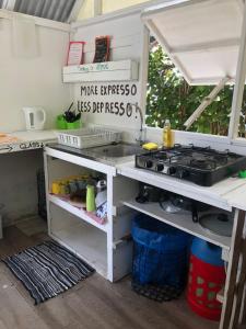 O bucătărie sau chicinetă la Fare Pū Tea