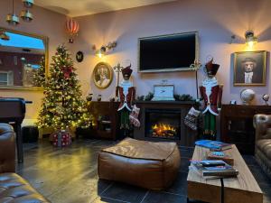 Aggarthi Bed and Breakfast في بايو: غرفة معيشة مع شجرة عيد الميلاد ومدفأة