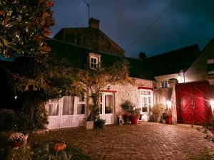 Aggarthi Bed and Breakfast في بايو: منزل به باب احمر وممر من الطوب