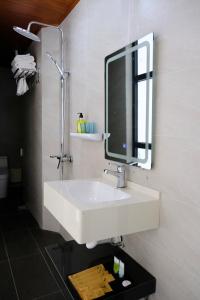 ein Badezimmer mit einem weißen Waschbecken und einem Spiegel in der Unterkunft Anna Home Ninh Binh in Kỳ Vĩ + 20 Fotos