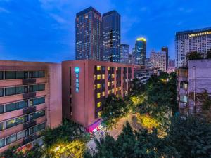 een uitzicht op de skyline van een stad 's nachts bij Hanting Hotel Chengdu Tianfu Square Subway Station in Chengdu