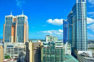 una vista de una ciudad con muchos edificios altos en Harbour View Suites, en Dar es Salaam