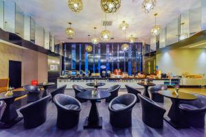 un restaurant avec des tables et des chaises et un bar dans l'établissement Orange Hotel Chengdu Chunxi Road Shuncheng, à Chengdu