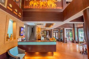 Nipa Resort, Patong Beach في شاطيء باتونغ: لوبي فندق فيه بار