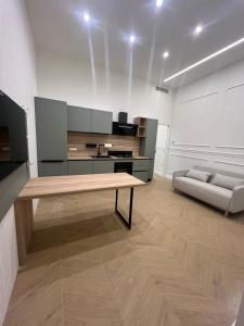 extra luxury apartment salerno center في ساليرنو: غرفة معيشة بها طاولة وأريكة
