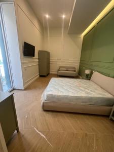 extra luxury apartment salerno center في ساليرنو: غرفة نوم بها سرير وتلفزيون