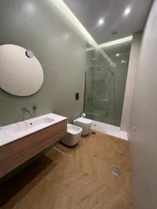 extra luxury apartment salerno center في ساليرنو: حمام مع حوض ومرحاض ودش +76 صورة