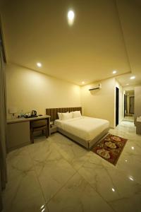 a bedroom with a bed and a table in a room at Veerdency Luxury Resort - 3 Km to Banglore Airport in Bangalore