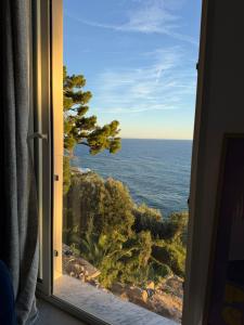 ein Blick auf das Meer aus einem Fenster in der Unterkunft Casa Favelas, Vue Mer, plages et Monaco à pieds in Cap d'Ail + 79 Fotos