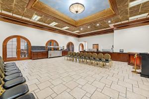 Habitación grande con sillas y techo grande. en Clarion Inn Branson, en Branson 77 fotos más