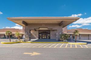a building with palm trees in a parking lot at Quality Inn & Suites Lake Havasu City in Lake Havasu City