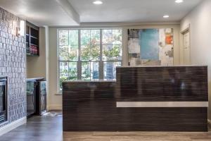 Inn Off Capitol Park, an Ascend Collection Hotel في سكرامنتو: مطبخ مع نافذة كبيرة وقمة منضدة