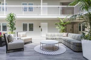 Inn Off Capitol Park, an Ascend Collection Hotel في سكرامنتو: غرفة معيشة مع أريكة وكرسيين وطاولة