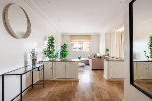 un salon avec une table et des plantes en pot dans l'établissement TT Holidays-Rabat City Center, à Rabat