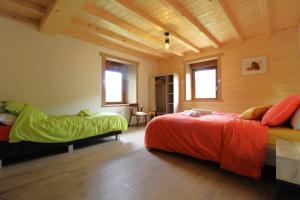 Ένα ή περισσότερα κρεβάτια σε δωμάτιο στο La Clé des Champs à Bussang - Gîte tout confort dans les Hautes Vosges