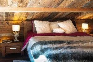 a bedroom with a bed and two lamps on a table at La sittelle in Belvédère +4 photos