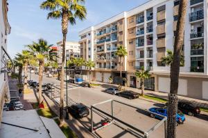 une rue avec des palmiers en face d'un bâtiment dans l'établissement TT Holidays-Rabat City Center, à Rabat 15 autres photos