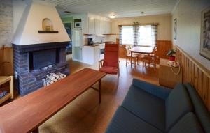 Kuchyň nebo kuchyňský kout v ubytování 2 Bedroom Amazing Home In Ekshärad