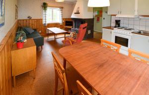 Kuchyň nebo kuchyňský kout v ubytování 2 Bedroom Amazing Home In Ekshärad