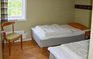 Postel nebo postele na pokoji v ubytování 2 Bedroom Amazing Home In Ekshärad