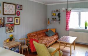 Χώρος καθιστικού στο 2 Bedroom Stunning Home In Ekshärad