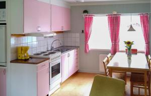 Η κουζίνα ή μικρή κουζίνα στο 2 Bedroom Stunning Home In Ekshärad