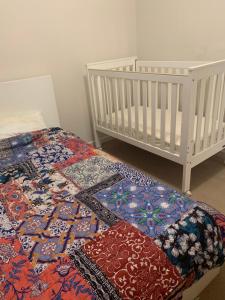 Ένα ή περισσότερα κρεβάτια σε δωμάτιο στο Elegant Balwyn Retreat - Spacious Family Home in Melbourne's Leafy East