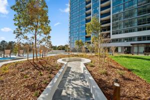 Modern & Stylish Haven Westfield Hospital, gym&Pool, Free P في Phillip: حديقة أمام مبنى طويل
