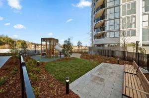 Modern & Stylish Haven Westfield Hospital, gym&Pool, Free P في Phillip: حديقة امام مبنى مع ملعب