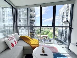 Modern & Stylish Haven Westfield Hospital, gym&Pool, Free P في Phillip: غرفة معيشة مع أريكة ونافذة كبيرة