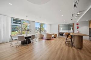 Modern & Stylish Haven Westfield Hospital, gym&Pool, Free P في Phillip: غرفة معيشة كبيرة مع طاولة وكراسي +23 صورة
