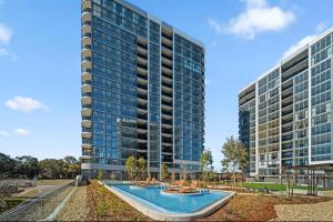 Modern & Stylish Haven Westfield Hospital, gym&Pool, Free P في Phillip: مبنى طويل به مسبح أمامه