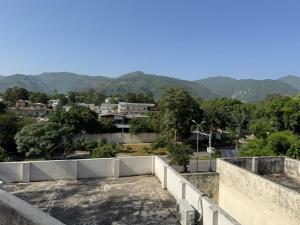 Nespecifikovaný výhled na hory nebo výhled na hory při pohledu z penzionu