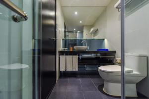 une salle de bains avec toilettes et lavabo dans l'établissement Orange Hotel Chengdu Chunxi Road Shuncheng, à Chengdu