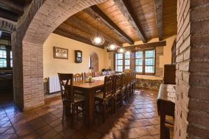 Un gran comedor con mesa y sillas. en Villa - Can Salarichs, en Riudarenes