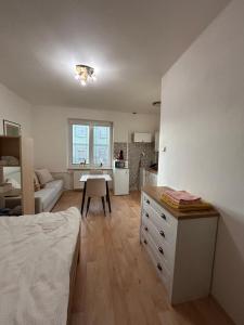 Кровать или кровати в номере Bílý klid nově zrekonstruované studio