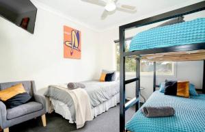 Una cama o camas en una habitación de Seabreeze Spa House