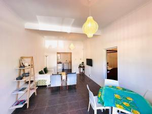 Μια τηλεόραση ή/και κέντρο ψυχαγωγίας στο Hermanus 2 bed (Incl King bed) - Walk to the sea!