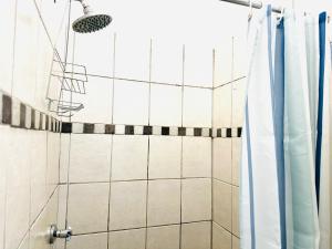 Ένα μπάνιο στο Hermanus 2 bed (Incl King bed) - Walk to the sea! +12 φωτογραφίες